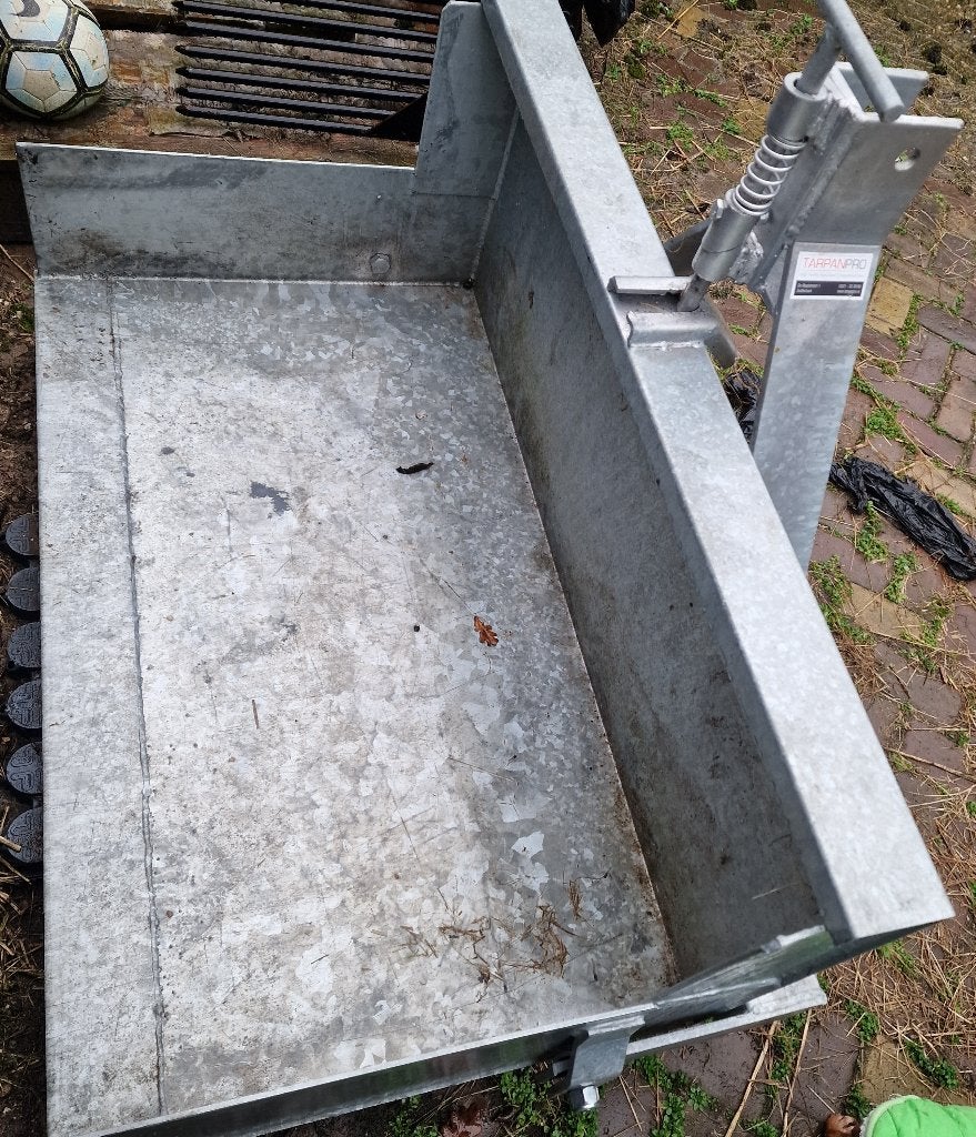 Grondbak voor mini trekker, cat 1, Stalling