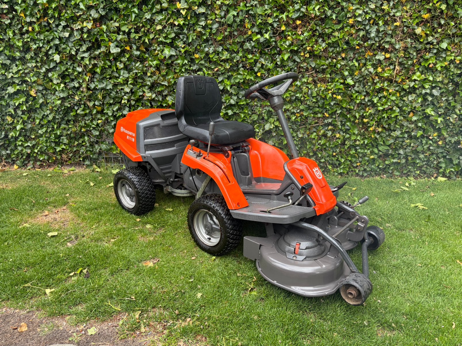 Zeer nette husqvarna r111b nieuw maaidek hydrostaat, Tuin en Terras, Zitmaaiers, Ophalen, Gebruikt, H, H