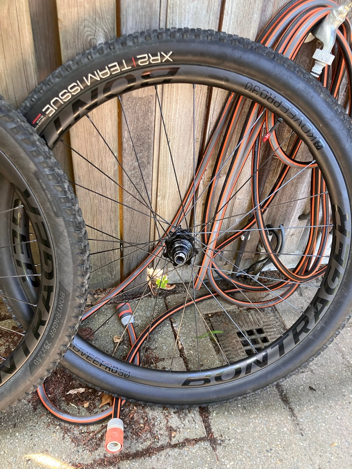 Carbon MTB wielen Bontrager Kovee Pro 30 met tubeless banden, Ophalen, Zo goed als nieuw, Schijfrem, Trek
