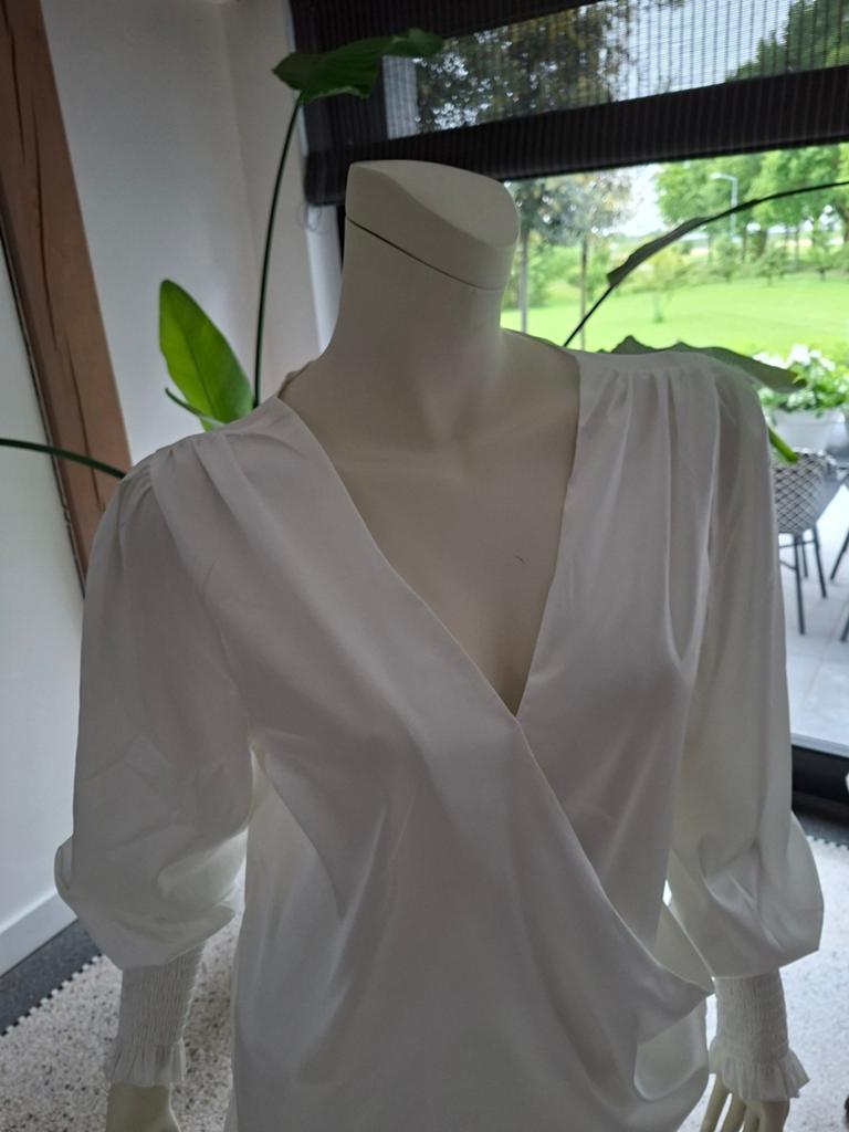 Witte satijnachtige wrap overslagtop wikkeltop l xl 42 44, Wit, Maat 42/44 (L), Ophalen of Verzenden, Zo goed als nieuw
