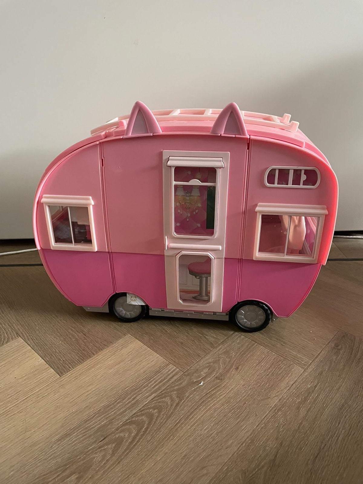 Na Na Na Surprise Caravan met pop en accessoires, Ophalen, Zo goed als nieuw, Meisje
