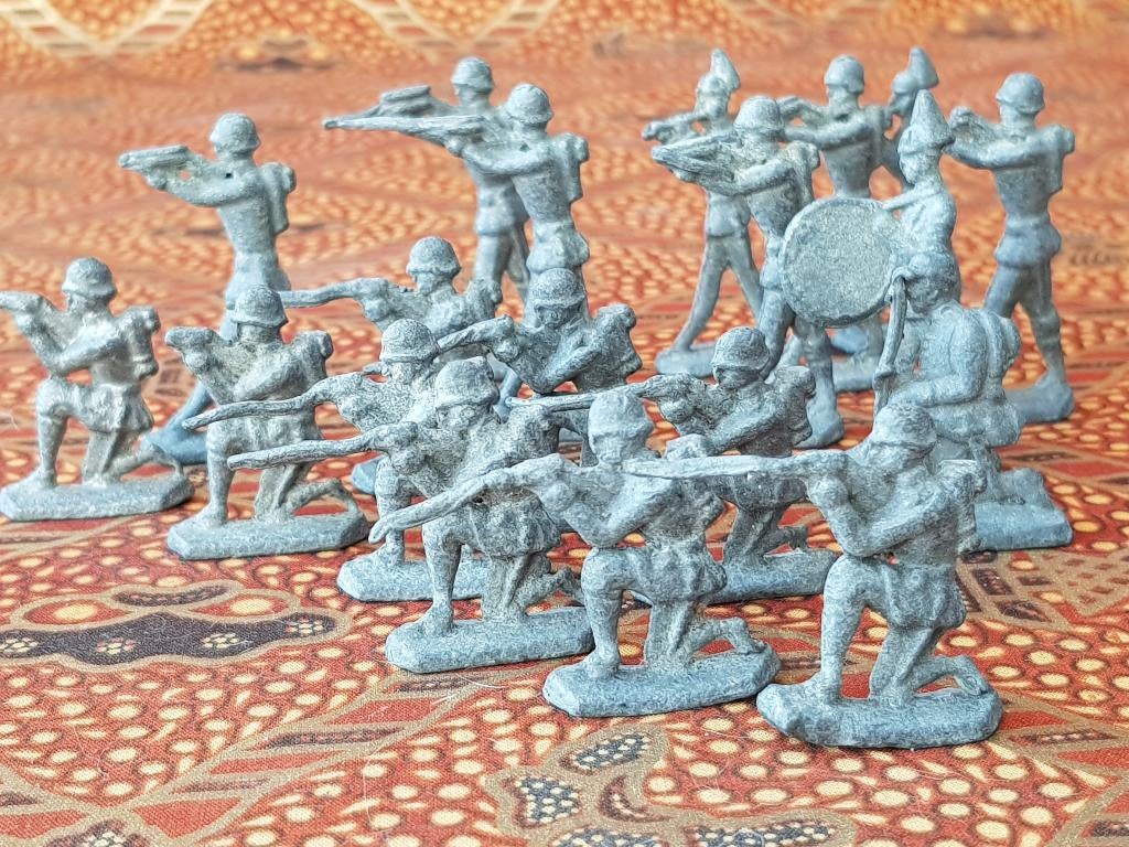 19 soldaten oud antiek speelgoed uit Engeland van tin.