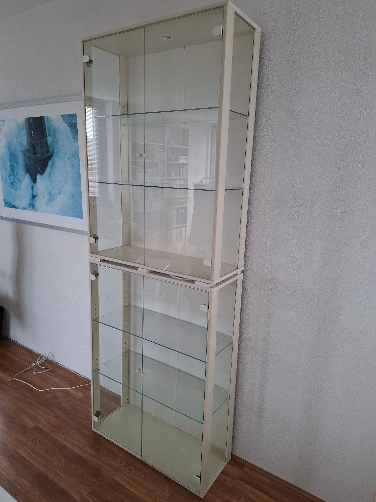 vitrinekast Ikea met binnenverlichting, 150 tot 200 cm, 25 tot 50 cm, Modern wit met glazen planken, Overige houtsoorten