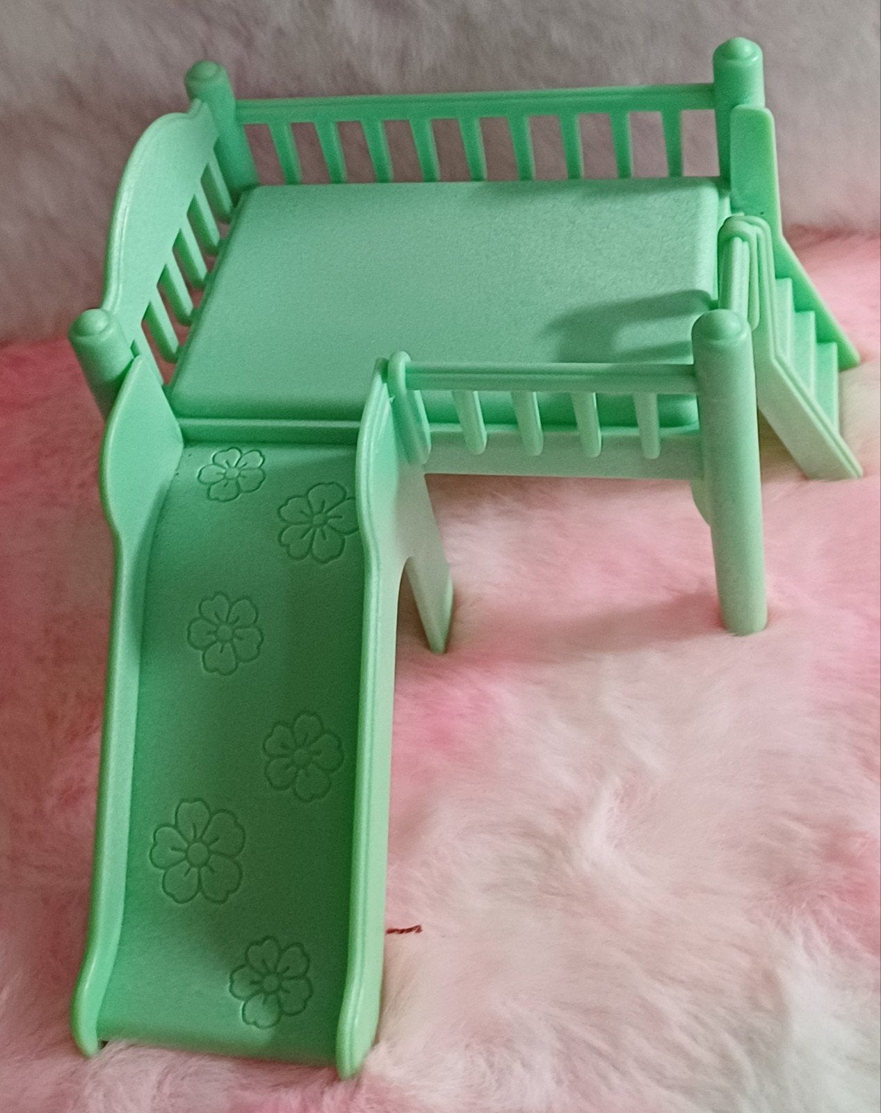 sylvanian bed met speeltoestel, Verzamelen, Poppenhuizen en Toebehoren, Ophalen of Verzenden, Zo goed als nieuw, Poppenhuis
