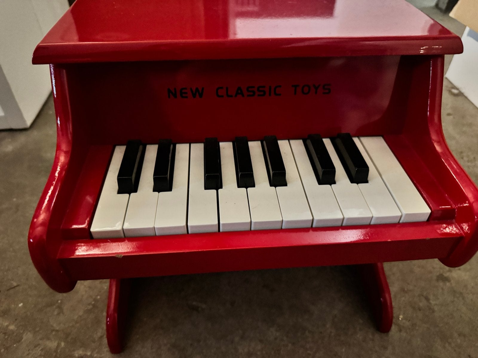 Rode speelgoedpiano 'New Classic Toys', Ophalen of Verzenden, Gebruikt, Overige aantallen, Overige merken