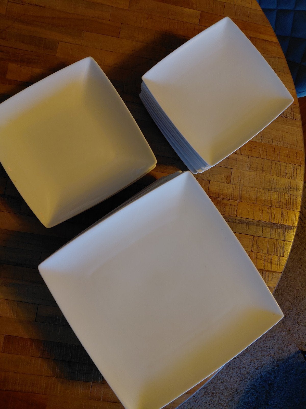 Wit servies: 2 diepe, 10 grote en 9 kleine borden (Yong), Huis en Inrichting, Ophalen, Gebruikt, Overige merken, Modern