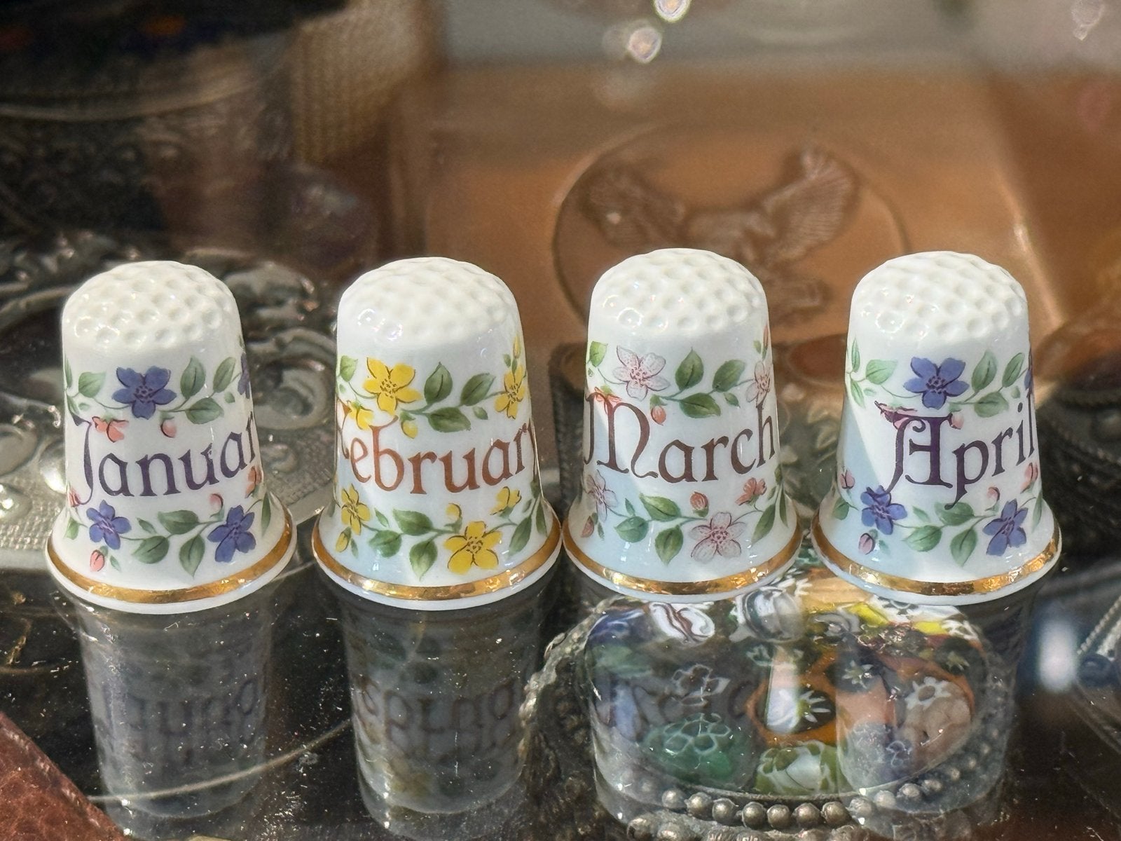 Set Engelse porseleinen vingerhoedjes - Maanden & Bloemen, Verzamelen, Vingerhoedjes, Ophalen of Verzenden, Zo goed als nieuw