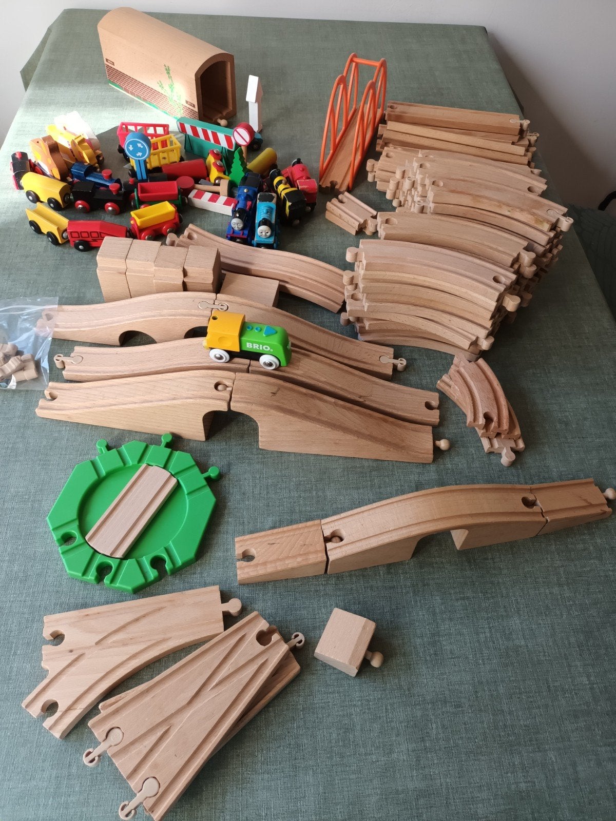 Enorme houten treinbaan Brio/ Aldi/ Ikea, incl treinen., Ophalen, Gebruikt