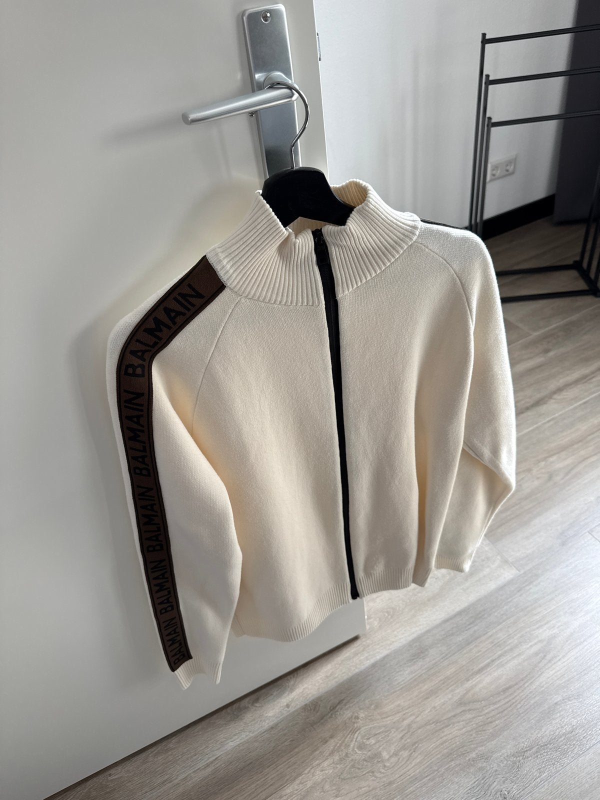 Balmain trui met rits en logo banden, Ophalen, Zo goed als nieuw, Maat 38/40 (M), Wit