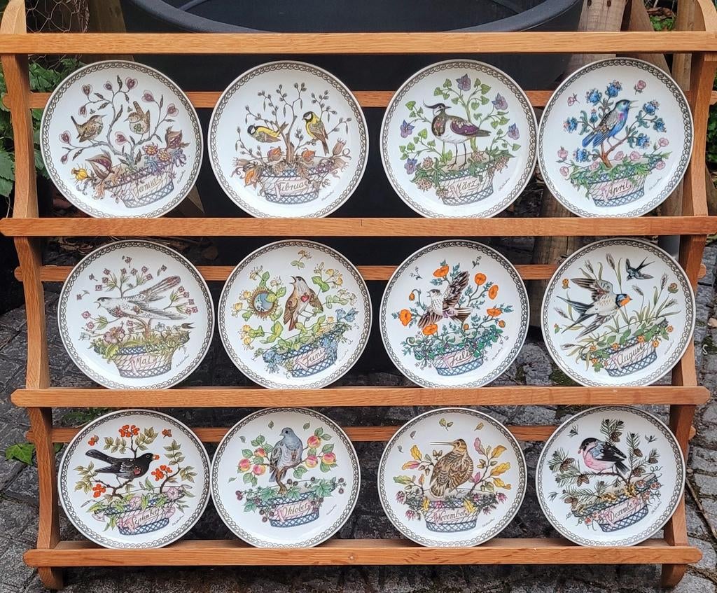 Rek met  12 bordjes met elke maand een andere vogel, Antiek en Kunst, Ophalen