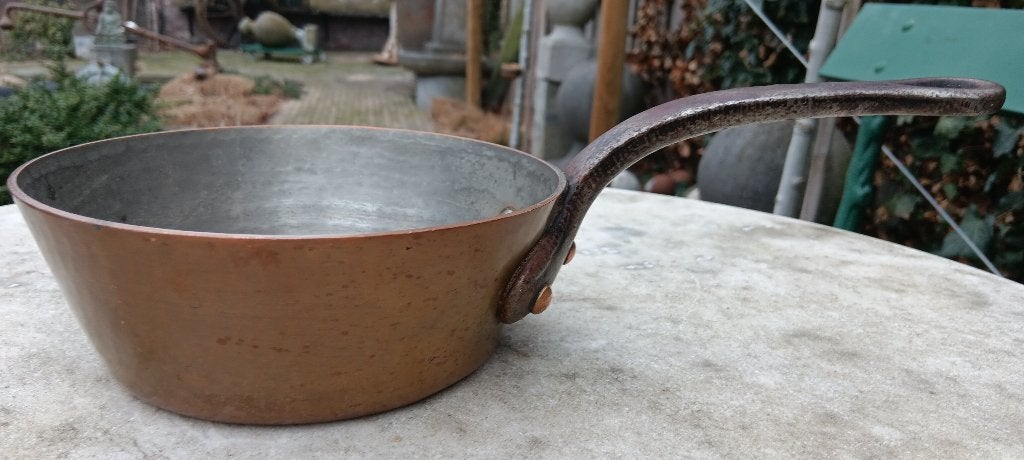 Vintage zwaar gehamerde koperen saus pan (K47), Kookpan of Snelkookpan, Overige materialen, Keramische plaat, Nieuw