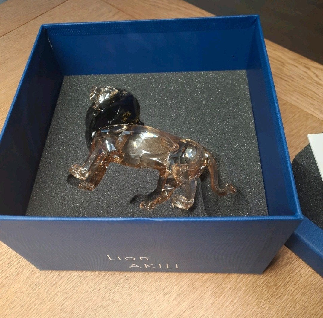 Swarovski. Nieuw. In doos. Lion akili, Ophalen of Verzenden, Nieuw, Figuurtje