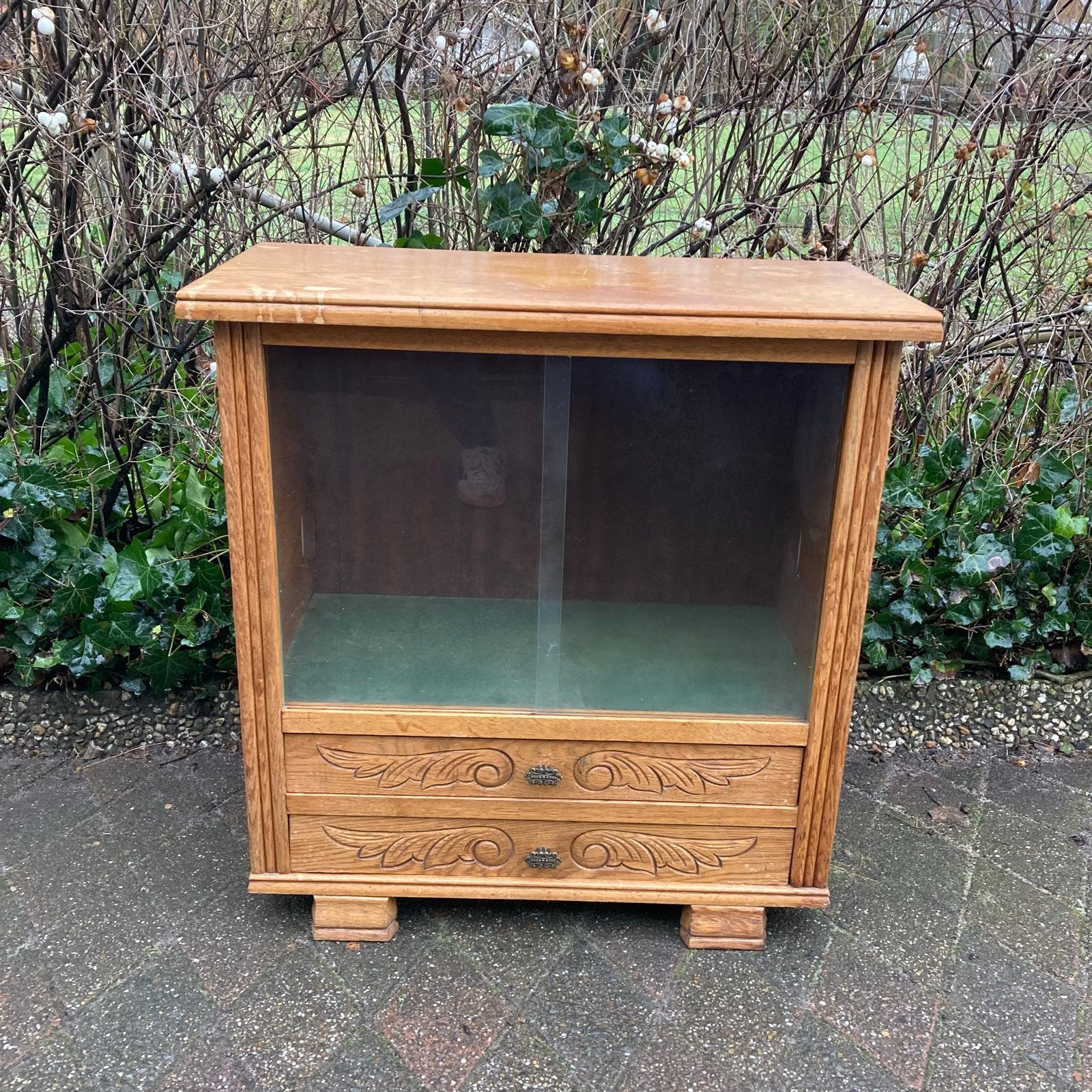 Antieke Houten Vitrinekast met Glazen Schuifdeuren, Ophalen