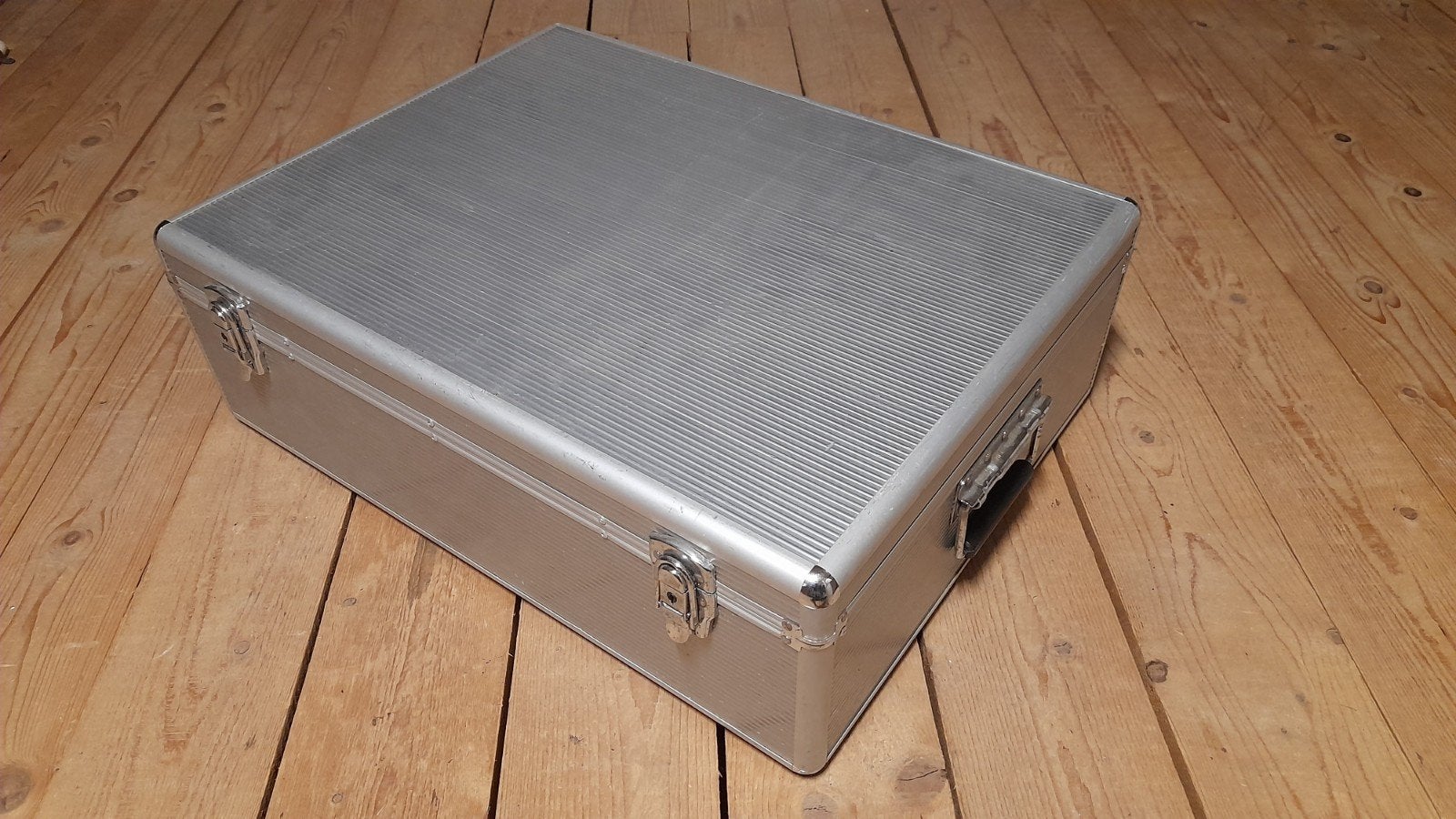 Aluminium koffer met CD/DVD archief hoezen, Ophalen, Gebruikt, 50 tot 60 cm, Metaal
