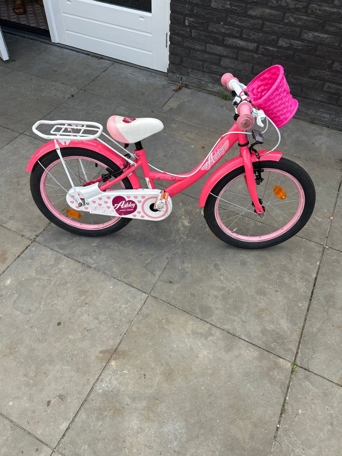 Roze meisjesfiets Ashley 18 inch met mandje en bagagedrager, Ophalen, Gebruikt, Velgrem, 16 tot 20 inch