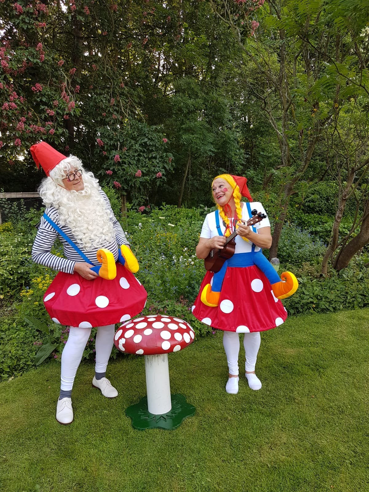 2x kabouter op paddenstoel kostuum, Ophalen of Verzenden, Zo goed als nieuw, Carnaval