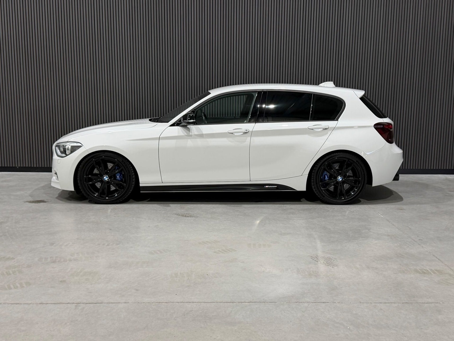 BMW 1-serie M135i xDrive Exe M Sport / H&K Audio / Xenon / N, Auto's, Gebruikt, Zwart, 320 pk, Alcantara