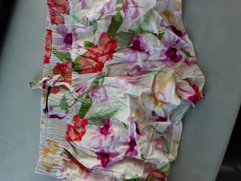 Rose gebloemde korte broek, Kleding | Dames, Broeken en Pantalons, Maat 38/40 (M), H&M, Kort, Ophalen of Verzenden