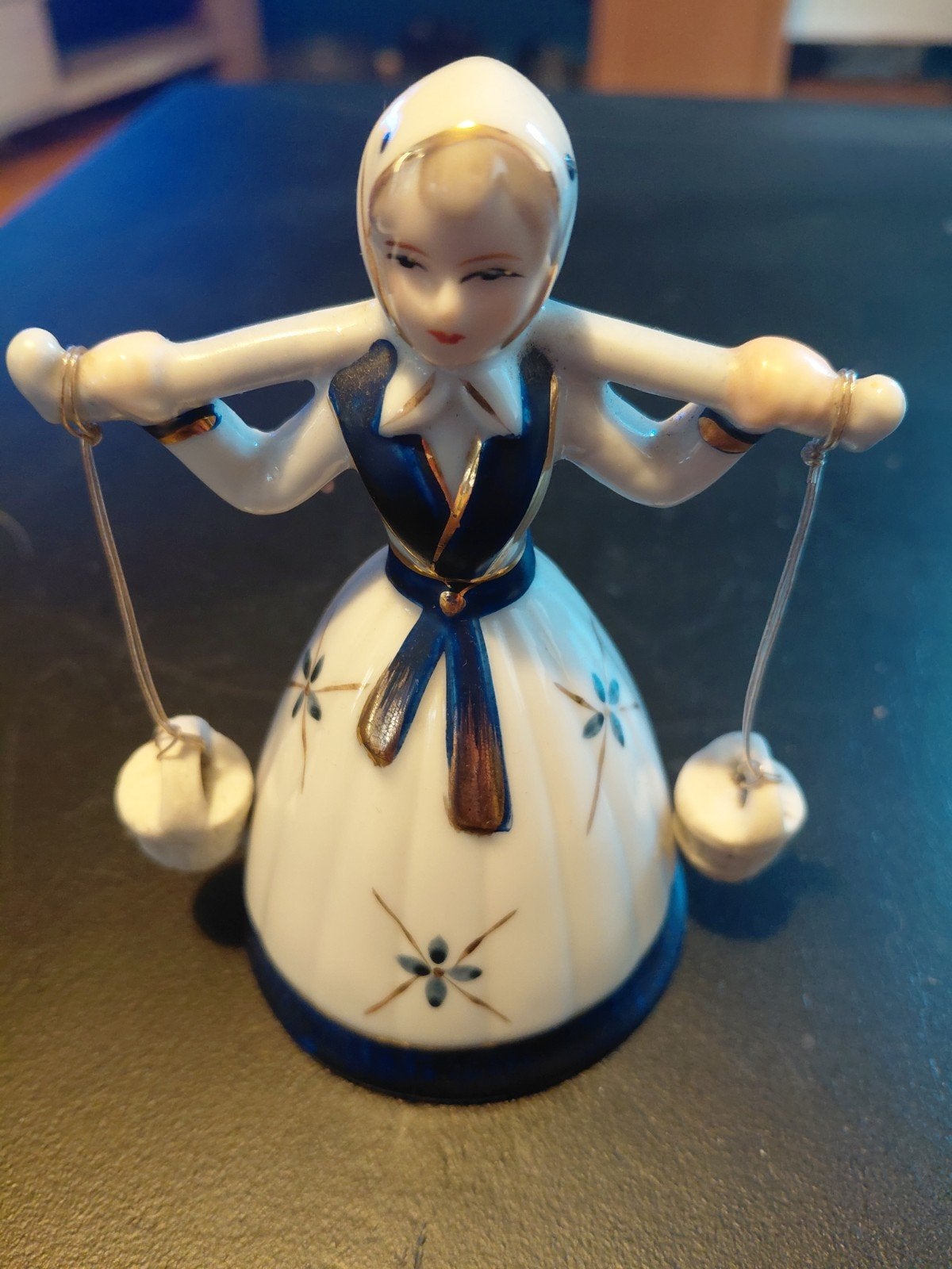 Delfts Blauw Porseleinen Beeldje Melkmeisje, Ophalen of Verzenden, Zo goed als nieuw, Mens