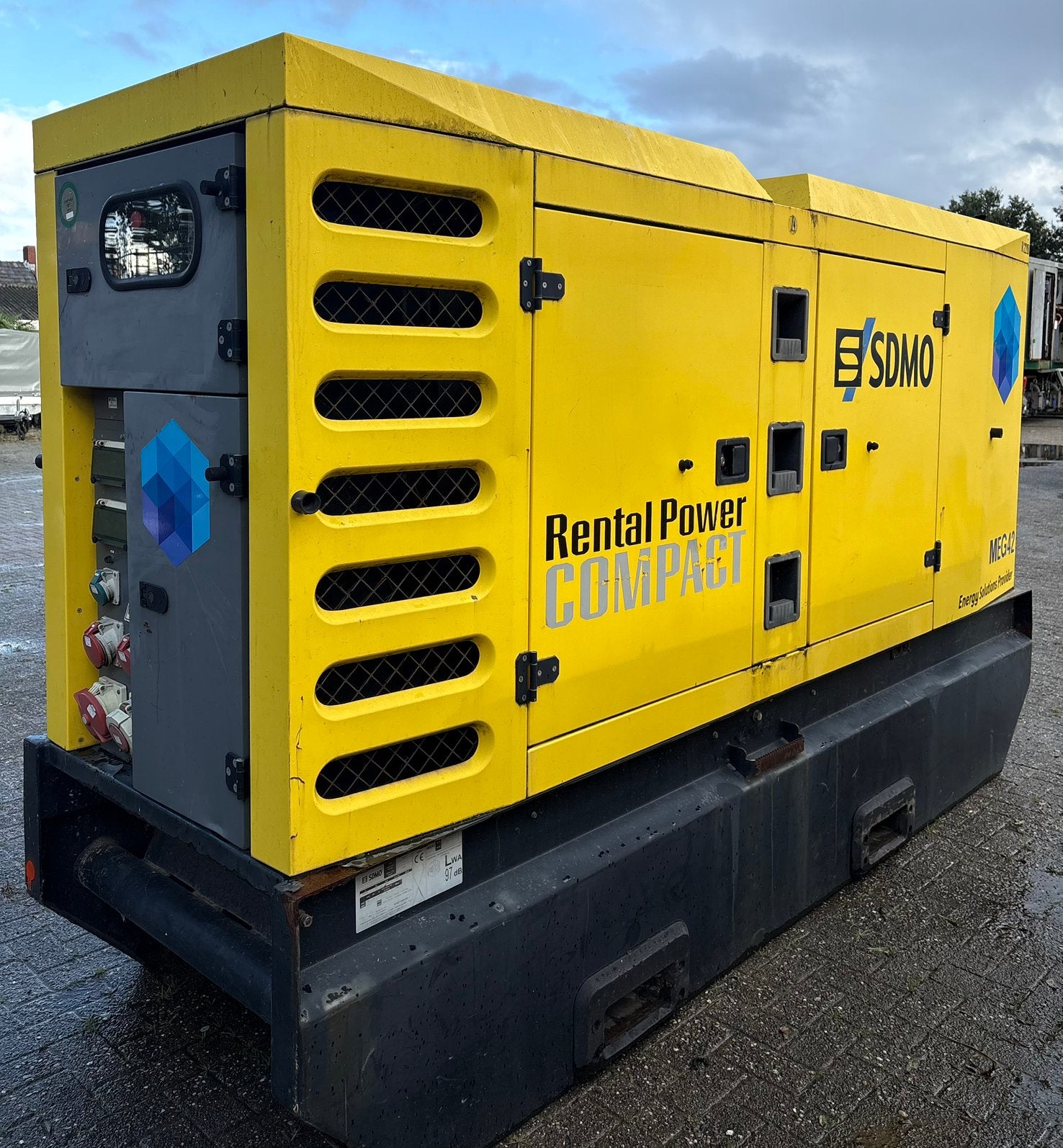 Sdmo R220 Generator John Deere stage 3a, Ophalen, 12 Bis Rue de la Villeneuve 29200 Brest Frankrijk, Gebruikt, Sdmo@sdmo.com