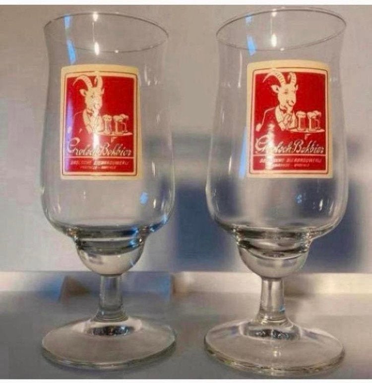 2 Grolsch bokbier / bockbier glazen op voet. Hoogte 16 cm., Verzamelen, Ophalen of Verzenden, Zo goed als nieuw, Glas of Glazen