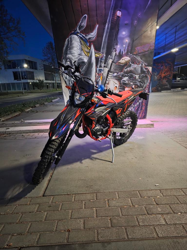 Beta RR50 Enduro Sport uit eind 2024 1e eigenaar, Fietsen en Brommers, Brommers | Derbi, Ophalen, 6 versnellingen, Maximaal 45 km/u
