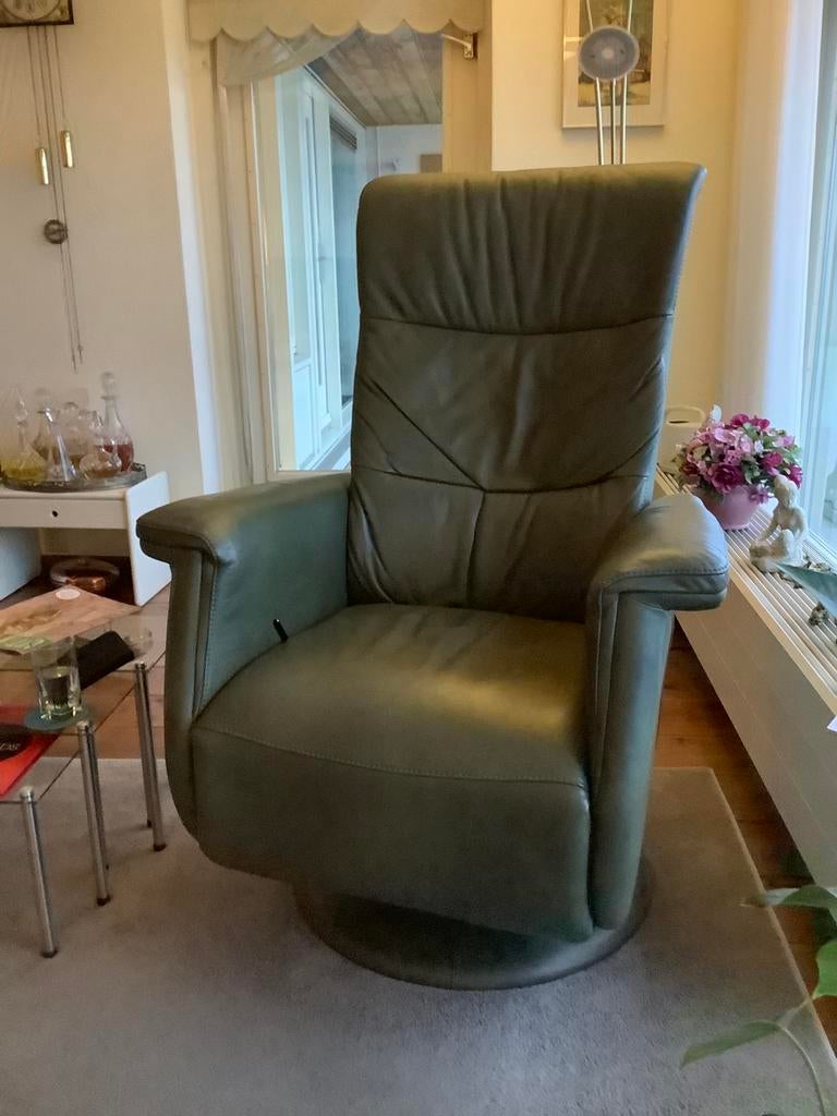 Mooie schadevrije leren draai- relaxfauteuil in olijfgroen., Ophalen, Gebruikt, Minder dan 75 cm, Leer