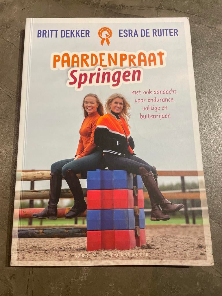 Paardenpraat Springen - Britt Dekker & Esra de Ruiter, Boeken, Ophalen of Verzenden, Zo goed als nieuw, Overige onderwerpen, Geschikt voor kinderen