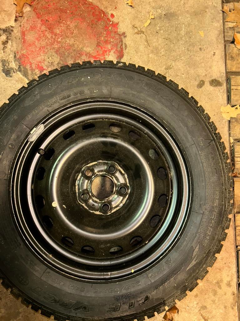 Enkele all weather band met stalen velg, Auto-onderdelen, Banden en Velgen, Ophalen, Gebruikt, 16 inch, 205 mm