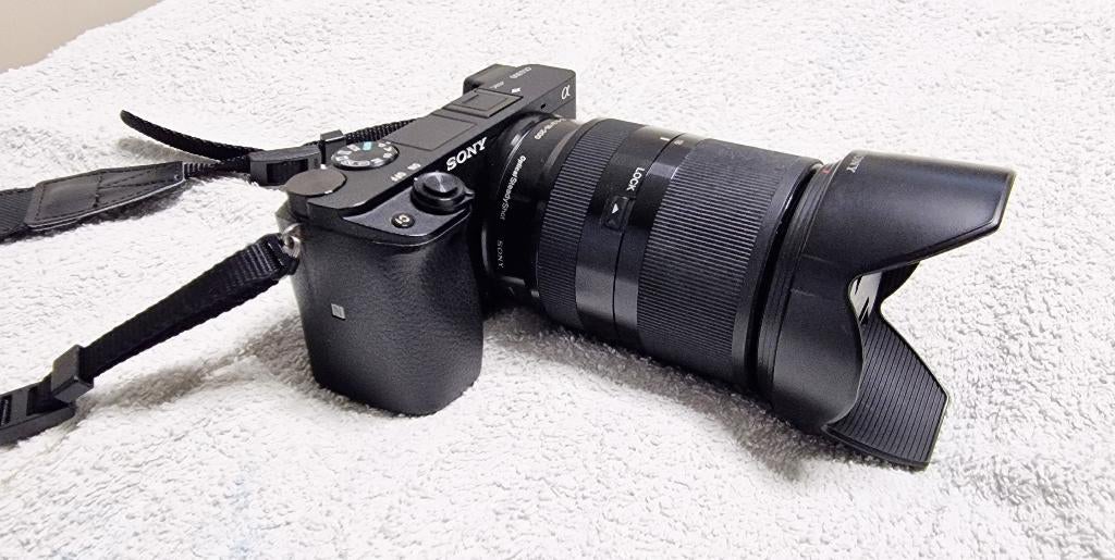Te koop Sony A6300 met Sony 3.5-6.3/ 18-200 lens i, Audio, Tv en Foto, Fotocamera's Digitaal, Zo goed als nieuw, Spiegelreflex