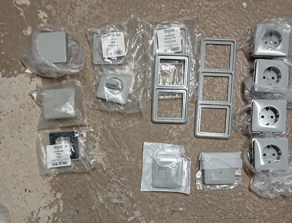 Jung CD Bruin en grijs schakelmateriaal nieuw en gebruikt, Jung, Nieuw, Ophalen of Verzenden, Stopcontact