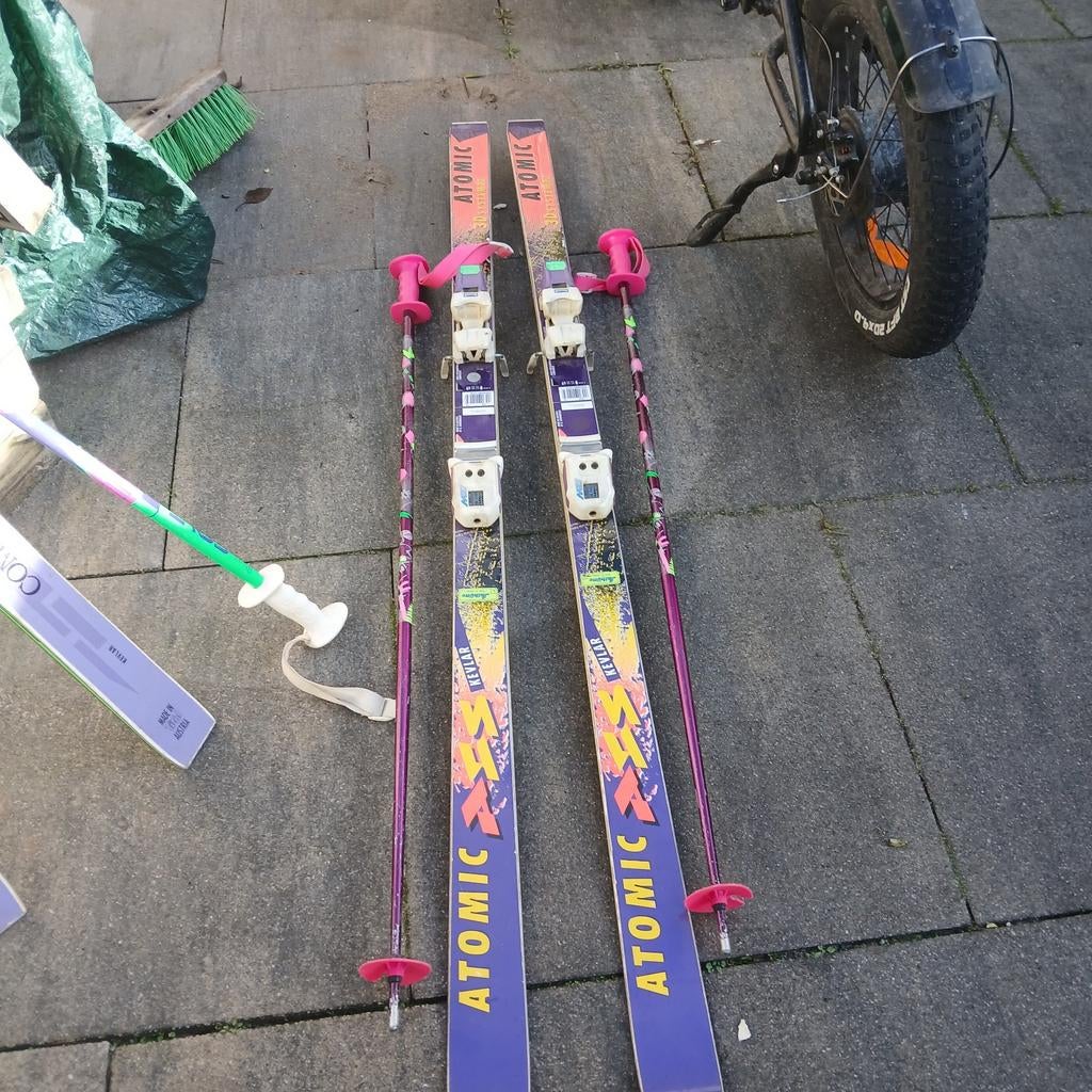 Atomic Ski's met Stokken, 140 tot 160 cm, Gebruikt, Ophalen of Verzenden, Carve