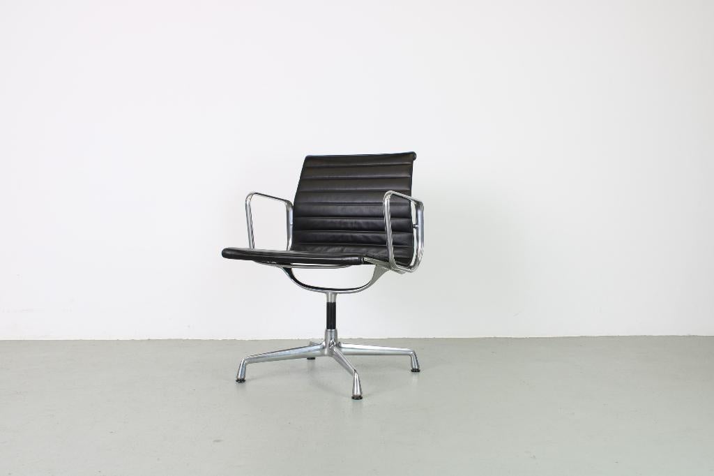 Vitra EA 108, Aluminium, zwart leer, Huis en Inrichting, Stoelen, Ophalen, Gebruikt, Zwart, Leer