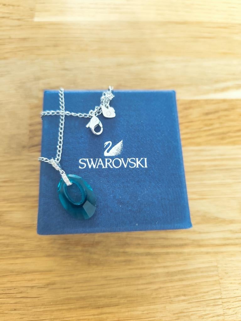 Perfecte Swarovski Ketting met blauw/groene helios hanger, Ophalen of Verzenden, Zo goed als nieuw, Blauw, Met kristal