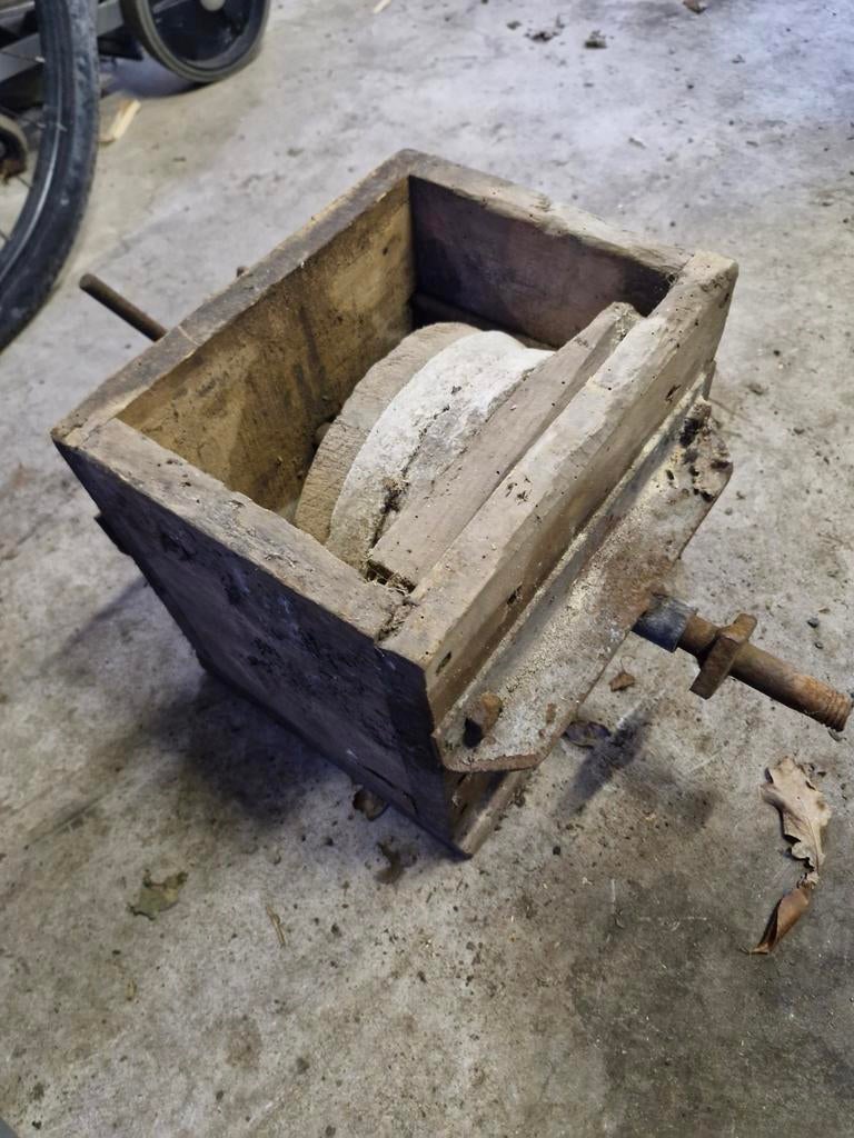 Oude maalmachine / graanmolen, Antiek en Kunst, Ophalen