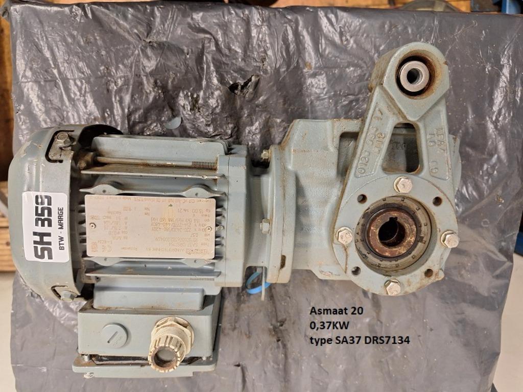 Vector SF37 DRS71S4 met reductie SH359, Doe-het-zelf en Verbouw, Motoren, Gebruikt, Elektromotor, Minder dan 1400 rpm, Ophalen of Verzenden