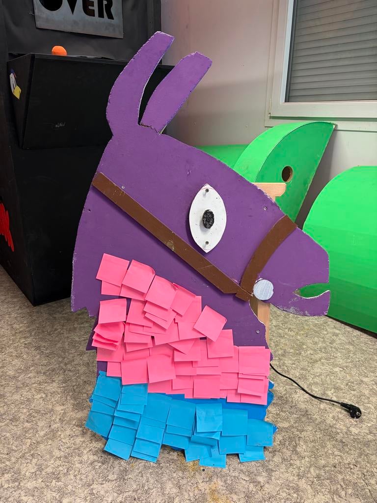 Fortnite lama spaanplaat op schraag, Ophalen