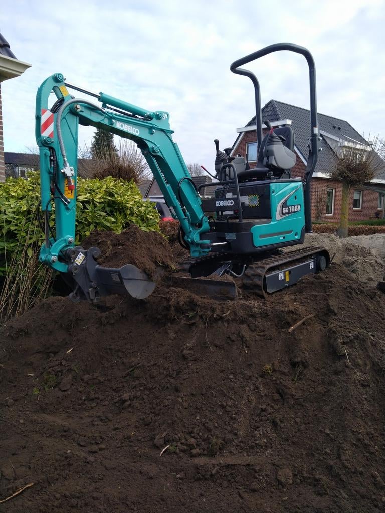 Grondverzet tuinaanleg uitgraven minikraan verhuur