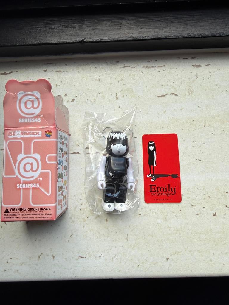 Bearbrick series 45 - Horror Emily the Strange, Ophalen of Verzenden, Nieuw