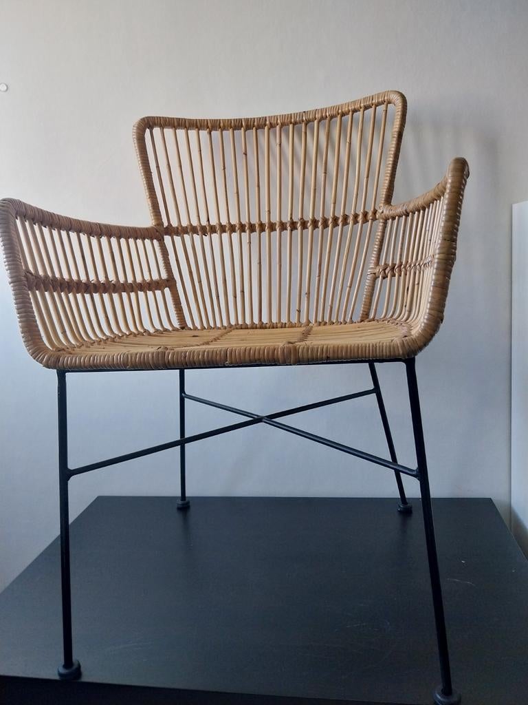 Mooie rotan stoel met zwart metalen poten, Huis en Inrichting, Stoelen, Ophalen, Zo goed als nieuw, Bruin, Eén