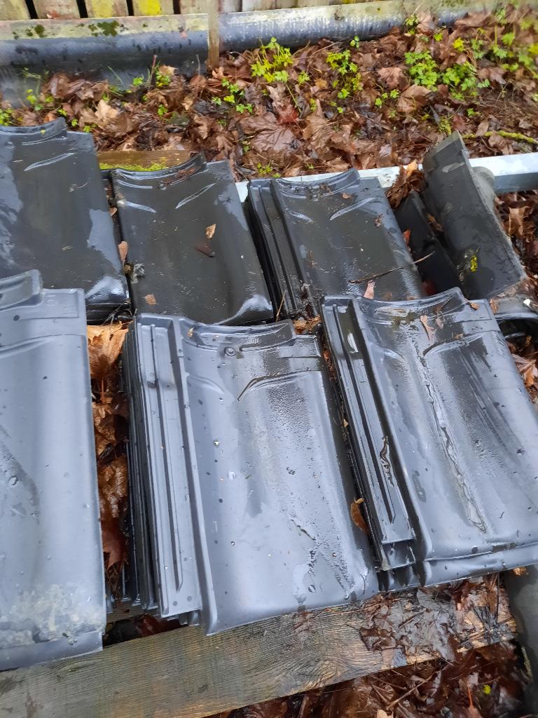 64 stuks grijze / zwarte glazura dakpannen, Ophalen, Steen of Klei, Zwart, Zo goed als nieuw