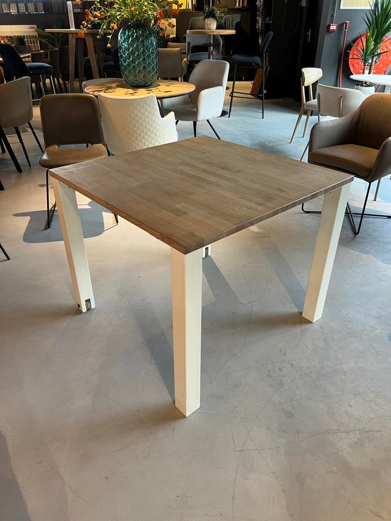 Hutten Massief eiken tafel 90x90 met rolpootjes - Hutten, 50 tot 100 cm, Hutten, Nieuw, Vier personen