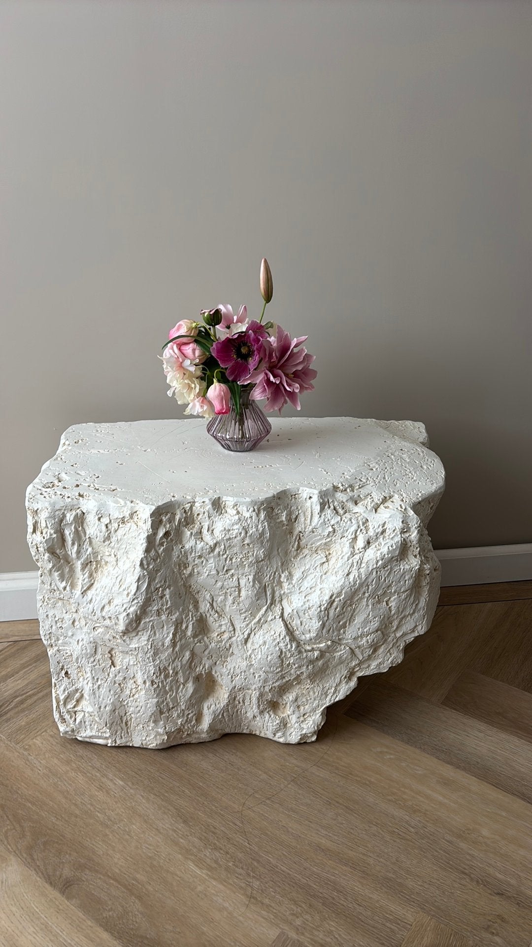 Nieuwe witte steenlook tafel Khowan van PTMD, Ophalen, Overige materialen, Nieuw, Minder dan 50 cm