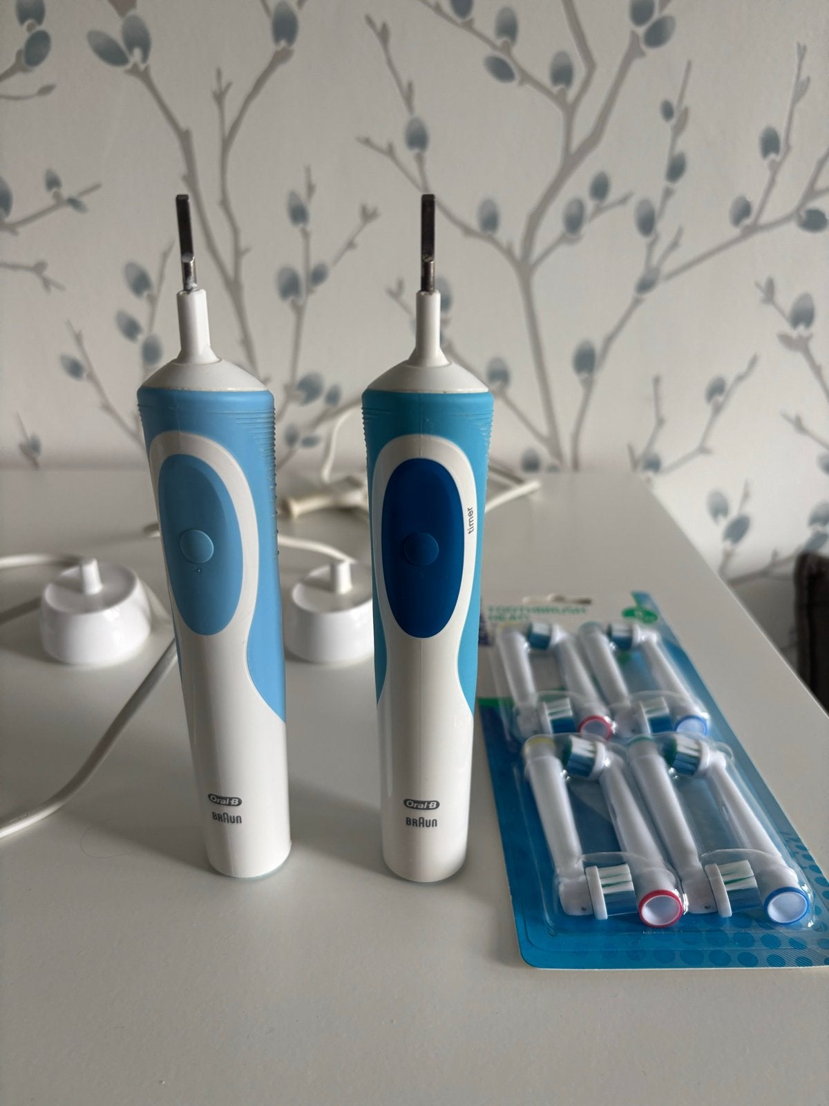 2x Oral B elektrische tandenborstels met opzetborstels, Ophalen of Verzenden, Gebruikt, Mondverzorging