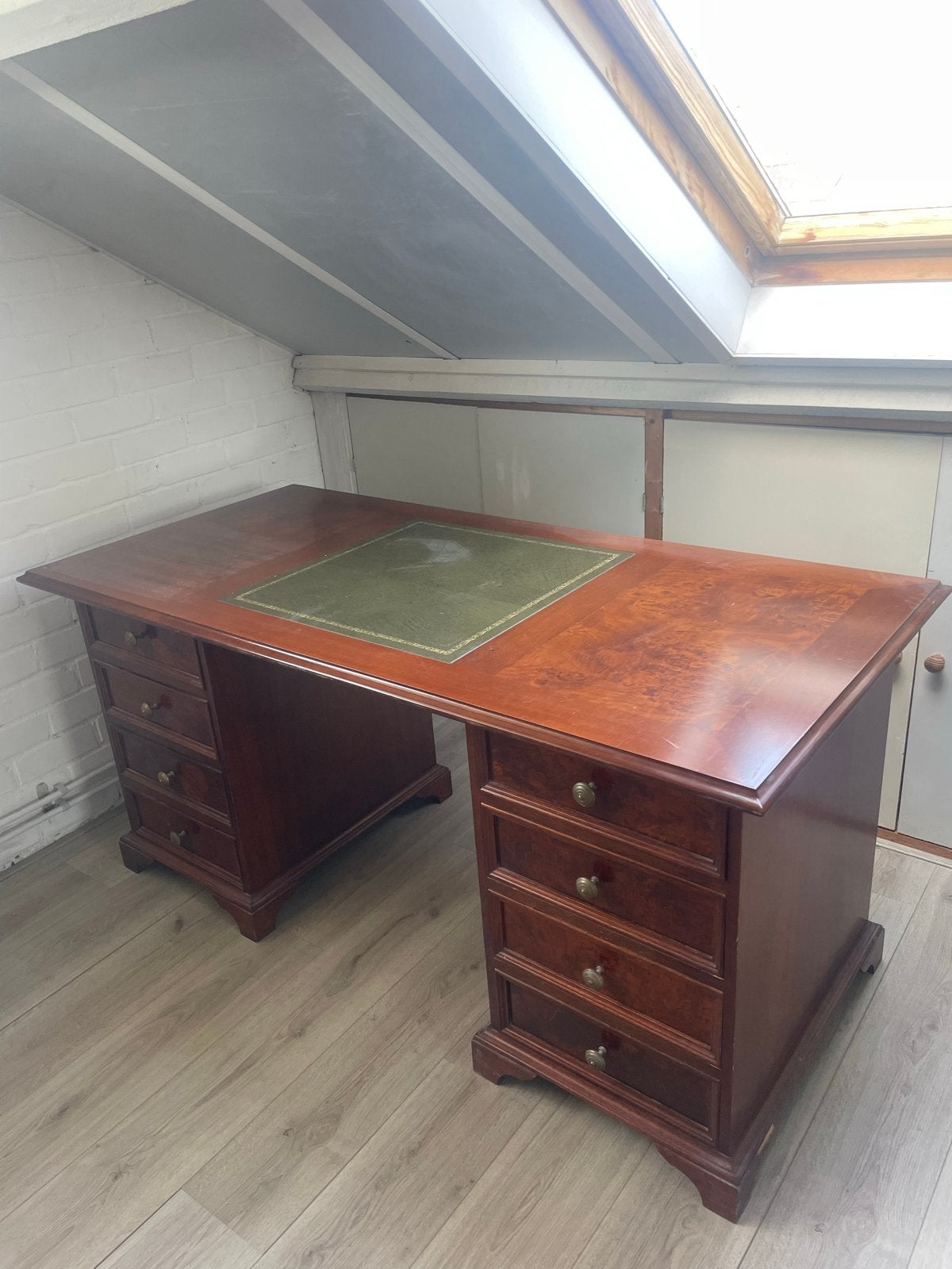 Klassiek Engels Bureau met Groen Leren Blad, Ophalen