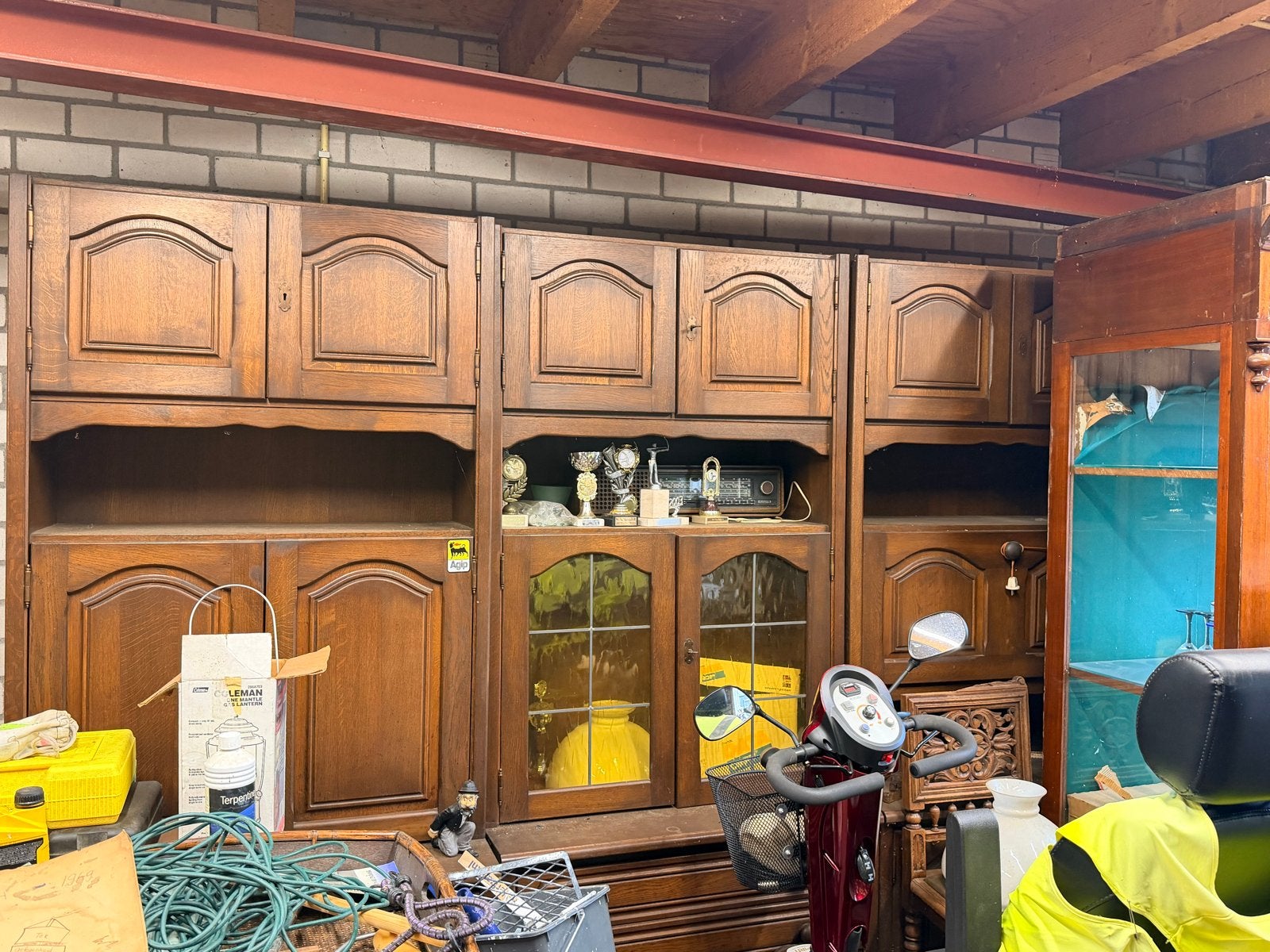 Diverse meubels: kasten, dressoir en tafel