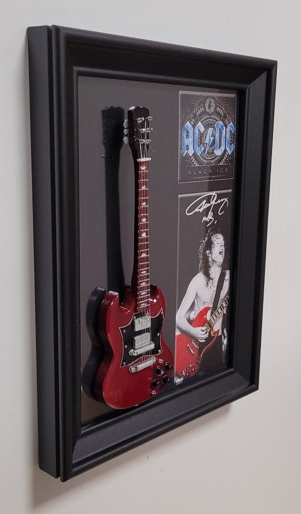 Angus Young ACDC miniatuur gitaar op lijst wanddeco deco, Info@deconoord.nl, Deco Noord, Nieuw, Ophalen of Verzenden