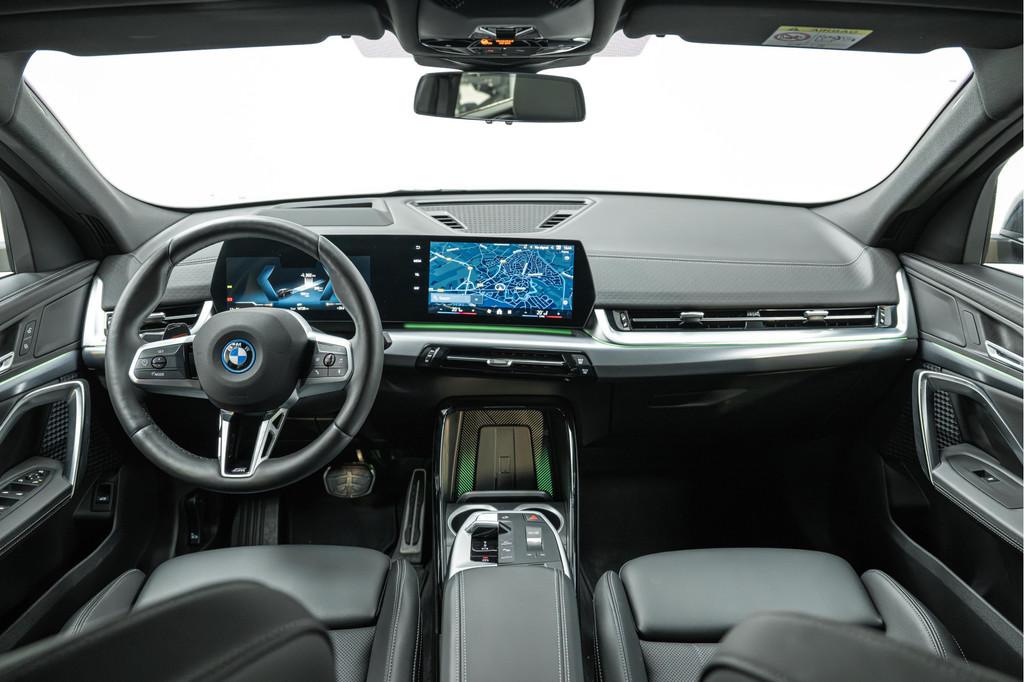 BMW iX2 xDrive30 High Executive M Sport / Sportstoelen / M A, Auto's, BMW, Automaat, Zwart, Met garantie (alle), 24 min