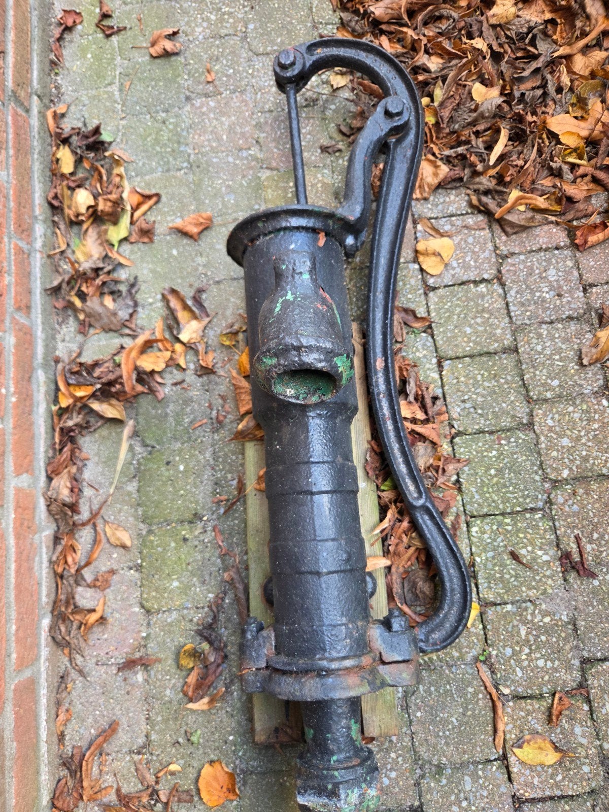 Nostalgische gietijzeren waterpomp, Ophalen