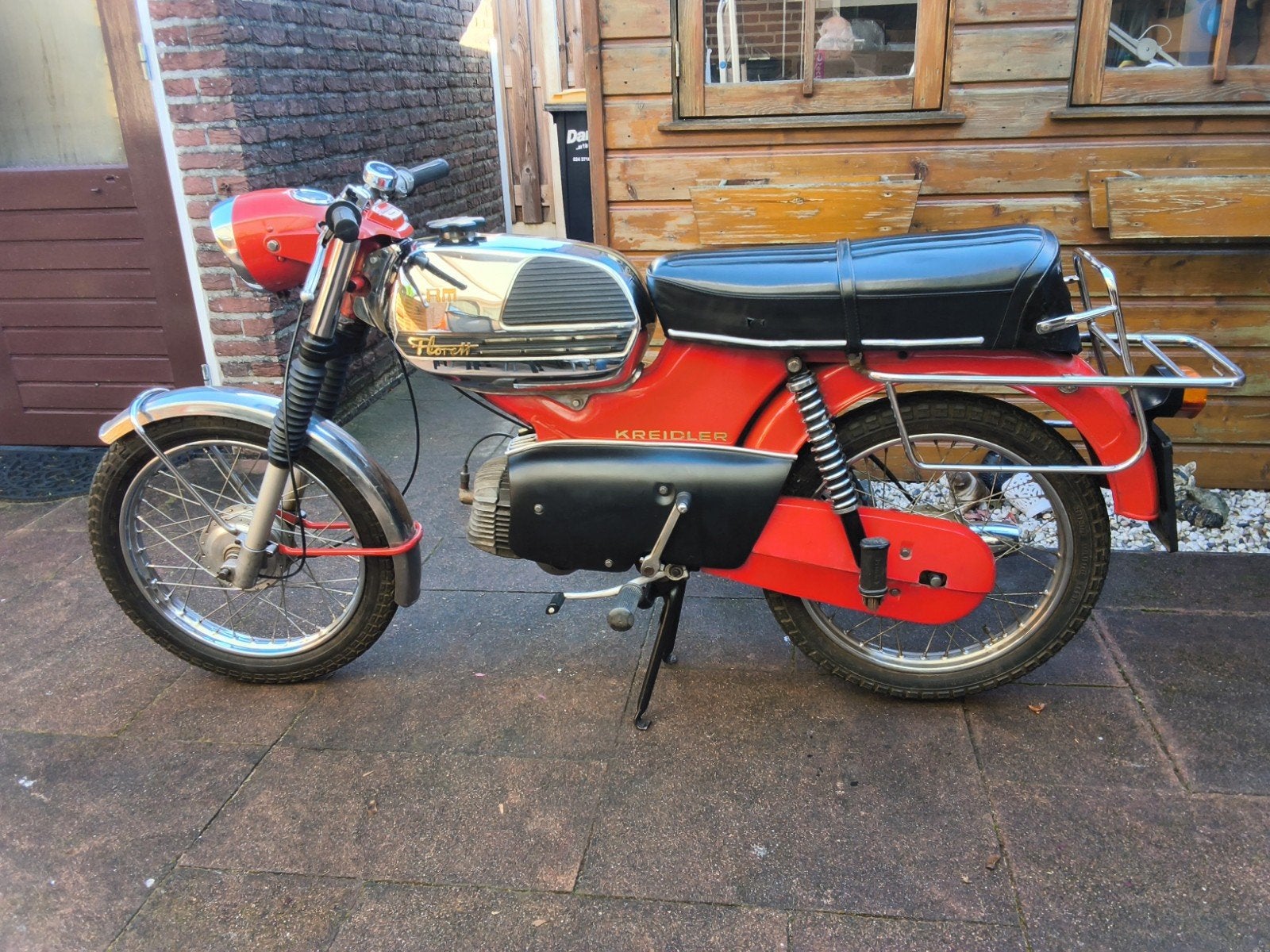 twee rode oldtimer bromfietsen kreidlers staan op kenteken, Ophalen of Verzenden, Overige merken